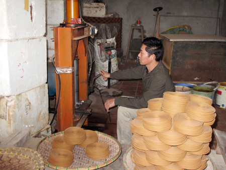 Sản xuất hương vòng bằng máy tại làng Tiểu Quan, xã Phùng Hưng (Khoái Châu)