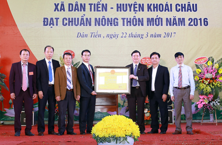 Phó Chủ tịch UBND tỉnh Nguyễn Minh Quang trao Bằng công nhận xã đạt chuẩn nông thôn mới năm 2016 tặng xã Dân Tiến