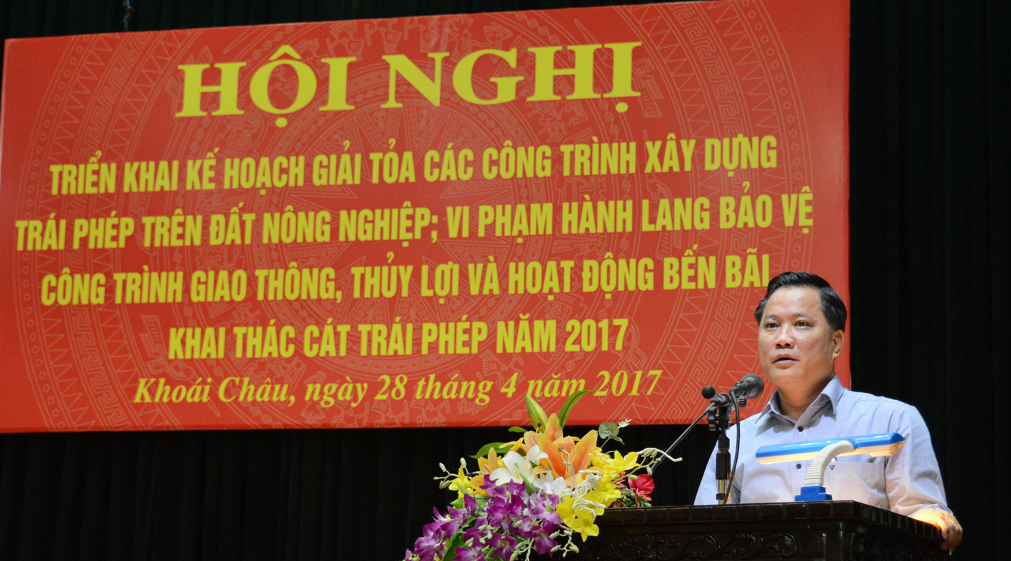 Đ/c Hoàng Văn Tựu - Phó Chủ tịch Thường trực UBND huyện phát biểu tại hội nghị