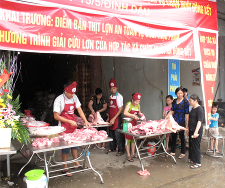 Điểm bán thịt lợn buổi sáng của Hợp tác xã dịch vụ chăn nuôi Đông Kết