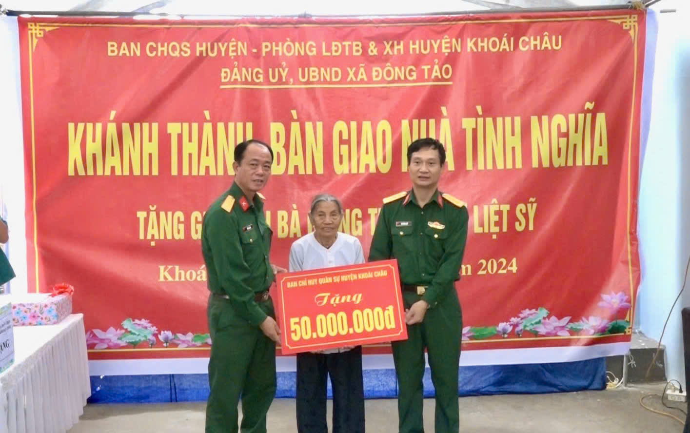   Khánh thành, bàn giao nhà tình nghĩa cho bà Giang Thị Cố -   vợ liệt sĩ tại xã Đông Tảo