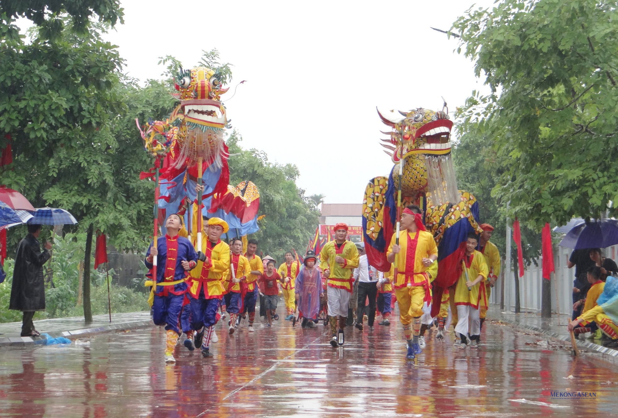 Đoàn nghi lễ, đoàn rước di chuyển từ đền Hóa Dạ Trạch về đền thờ Triệu Việt Vương.