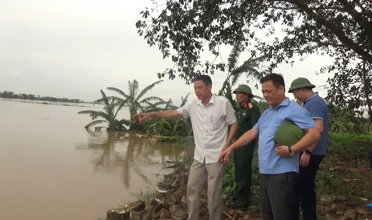   Đồng chí Lê Hải Nam, HUV, PCT UBND huyện kiểm tra công tác ứng phó với diễn biến tình hình mưa lũ sau bão số 3