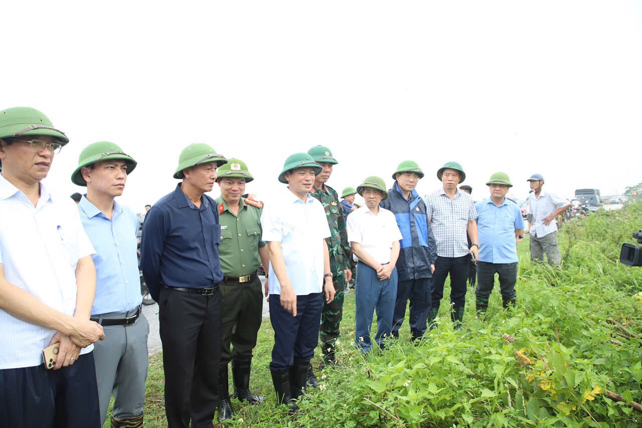   Đồng chí Trần Quốc Văn, Chủ tịch UBND tỉnh kiểm tra công tác ứng phó với mưa, lũ tại huyện Khoái Châu