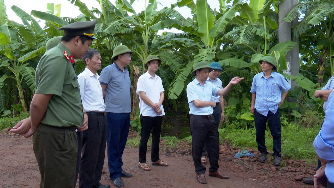   Đồng chí Phạm Xuân Thắng, Phó Bí thư Huyện Ủy, Chủ tịch UBND huyện kiểm tra công tác ứng phó với siêu bão Yagi