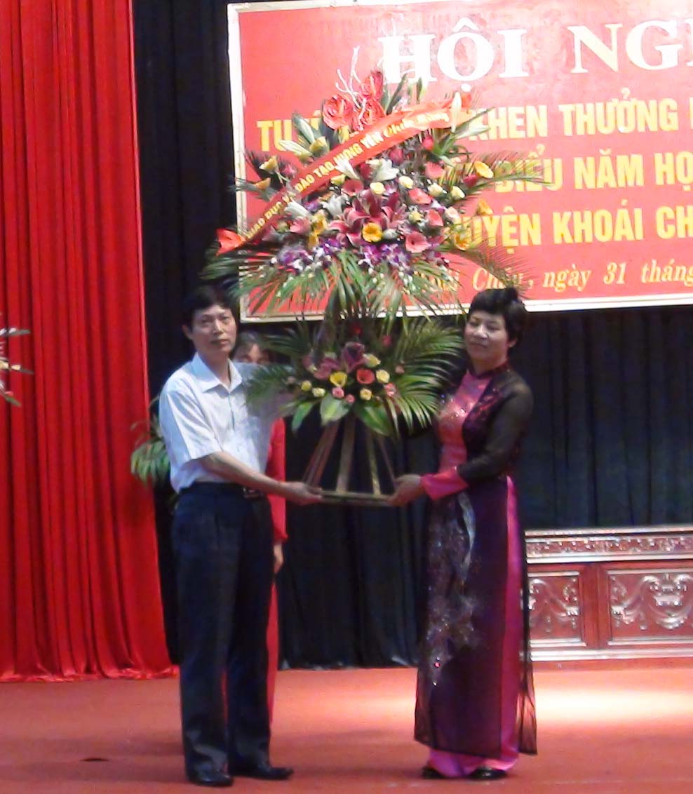   Khoái Châu tuyên dương, khen thưởng học sinh giỏi, giáo viên tiêu biểu năm học 2012 - 2013