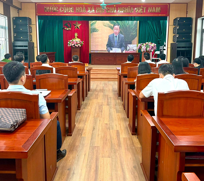 XÃ KHOÁI CHÂU THAM DỰ TRỰC TUYẾN HỘI NGHỊ TOÀN QUỐC SƠ KẾT 1 NĂM VẬN HÀNH MÔ HÌNH TỔ CHỨC BỘ MÁY SAU SẮP XẾP