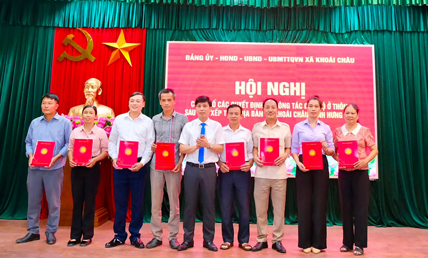 Xã Khoái Châu tổ chức Hội nghị công bố Nghị quyết về việc sắp xếp, tổ chức lại thôn và quyết định thành lập chi bộ thôn, chỉ định nhân sự cấp uỷ thôn.