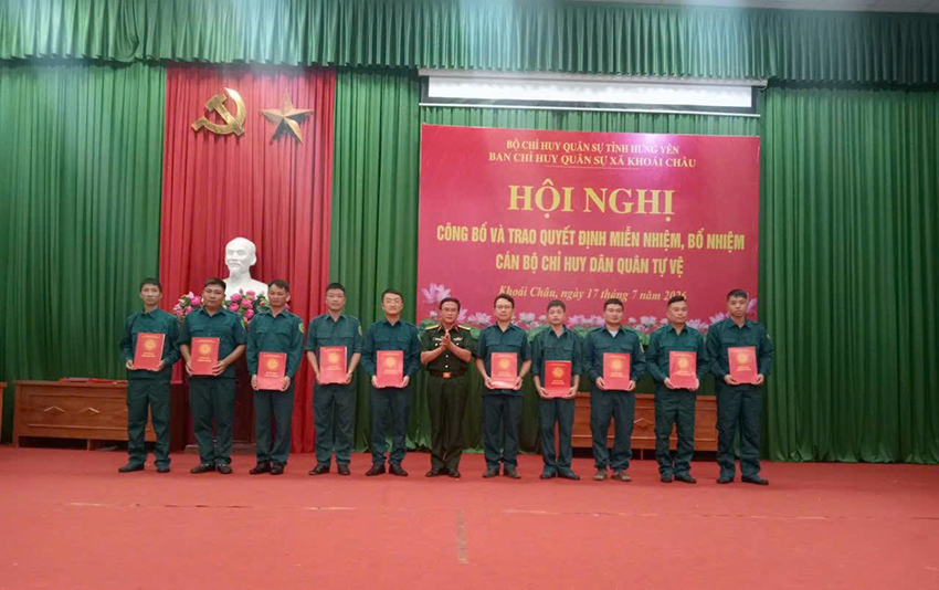 XÃ KHOÁI CHÂU CÔNG BỐ QUYẾT ĐỊNH VỀ CÔNG TÁC CÁN BỘ DÂN QUÂN TỰ VỆ SAU SÁP NHẬP THÔN
