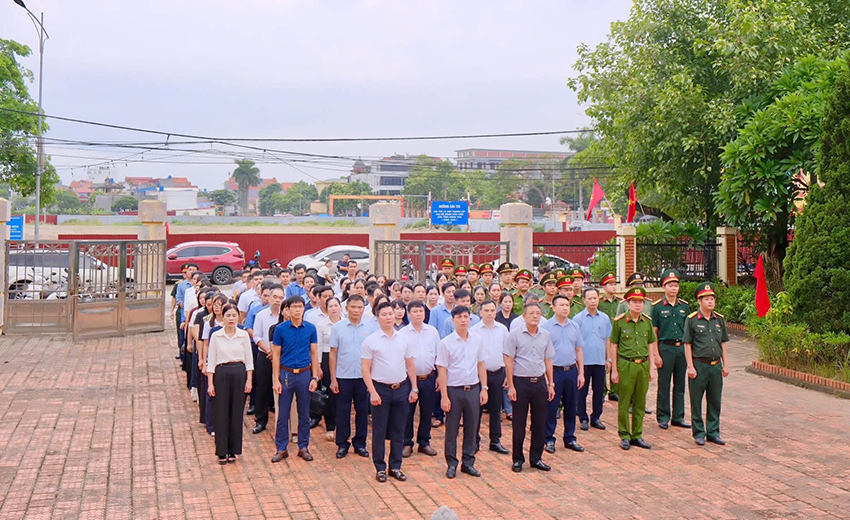 XÃ KHOÁI CHÂU TỔ CHỨC LỄ DÂNG HƯƠNG VÀ THĂM, TẶNG QUÀ NGƯỜI CÓ CÔNG NHÂN KỶ NIỆM 79 NĂM NGÀY THƯƠNG BINH - LIỆT SĨ