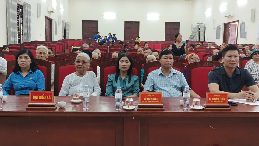 XÃ KHOÁI CHÂU: TỔ CHỨC CHƯƠNG TRÌNH KHÁM BỆNH, TƯ VẤN SỨC KHỎE VÀ TẶNG QUÀ TRI ÂN CÁC ĐỐI TƯỢNG CHÍNH SÁCH NHÂN DỊP 27/7