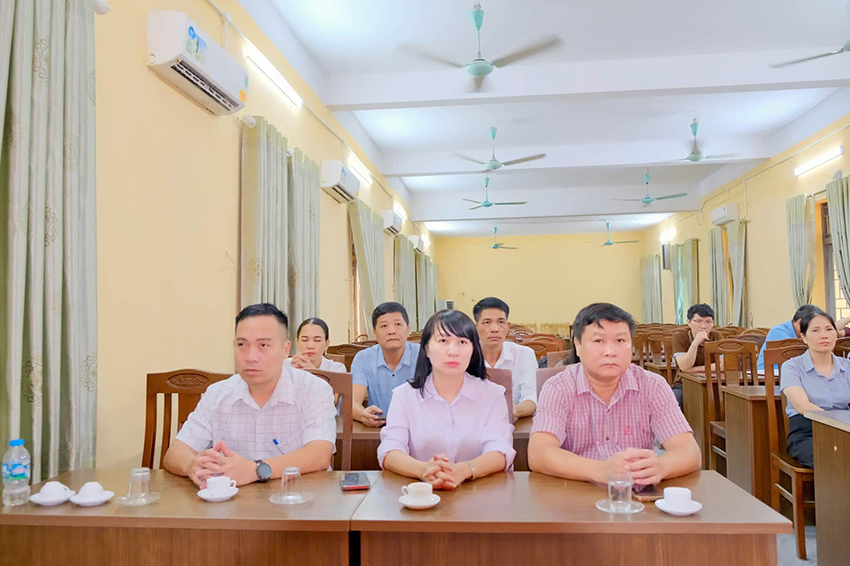 XÃ KHOÁI CHÂU TỔ CHỨC TẬP HUẤN KIẾN THỨC CHUYỂN ĐỔI SỐ, AN TOÀN THÔNG TIN MẠNG VÀ ỨNG DỤNG TRÍ TUỆ NHÂN TẠO (AI) CHO CÁN BỘ, CÔNG CHỨC, VIÊN CHỨC
