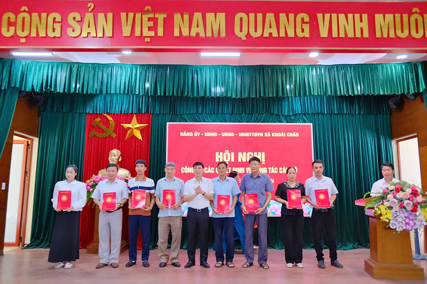 HỘI NGHỊ CÔNG BỐ QUYẾT ĐỊNH CHỈ ĐỊNH CẤP ỦY, BÍ THƯ, PHÓ BÍ THƯ CHI BỘ THÔN VÀ ĐỐI THOẠI GIỮA NGƯỜI ĐỨNG ĐẦU CẤP ỦY, CHÍNH QUYỀN VỚI NHÂN DÂN