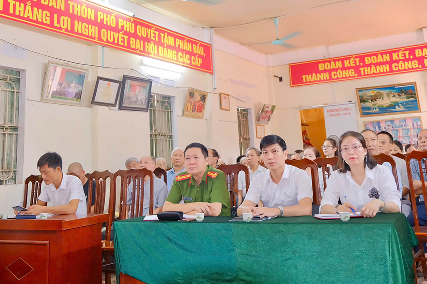 ĐỒNG CHÍ BÙI HUY CƯỜNG, TỈNH ỦY VIÊN, BÍ THƯ ĐẢNG ỦY, CHỦ TỊCH HĐND XÃ DỰ SINH HOẠT CHI BỘ THÔN PHỐ PHỦ