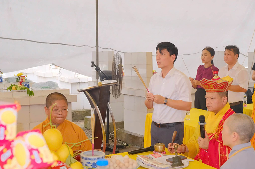 XÃ KHOÁI CHÂU TỔ CHỨC NGHI LỄ TÂM LINH TRƯỚC KHI KHAI QUẬT, LẤY MẪU ADN HÀI CỐT LIỆT SĨ