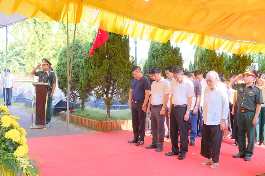 rong hai ngày 10 và 11/8/2026, tại Nghĩa trang Liệt sĩ Đông Kết và Nghĩa trang Liệt sĩ Phùng Hưng, Đảng ủy, HĐND, UBND, UBMTTQ xã Khoái Châu tổ chức dâng hoa, dâng hương, khai quật và lấy mẫu ADN hài cốt liệt sĩ, phục vụ công tác xác định danh tính liệt sĩ chưa rõ thông tin.