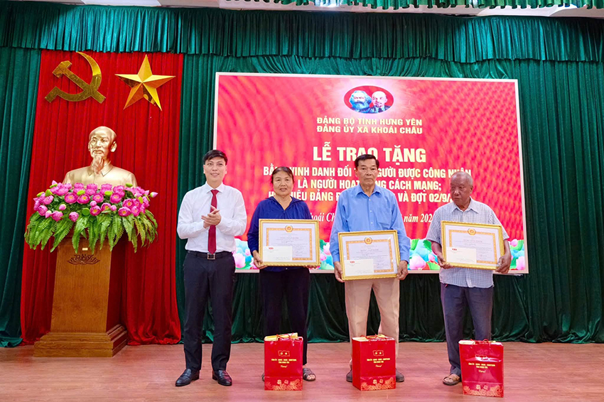 ĐẢNG ỦY XÃ KHOÁI CHÂU TỔ CHỨC LỄ TRAO TẶNG BẰNG VINH DANH VÀ HUY HIỆU ĐẢNG ĐỢT 02/9/2026