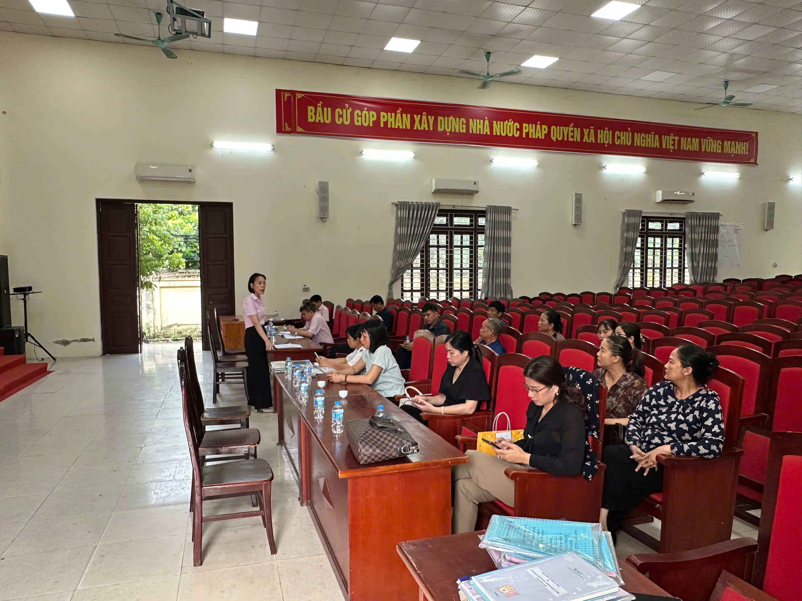 NHCSXH KHOÁI CHÂU TĂNG CƯỜNG CÔNG TÁC KIỂM TRA, GIÁM SÁT TẠI ĐIỂM GIAO DỊCH ĐÔNG KẾT XÃ KHOÁI CHÂU