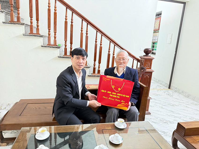 Bí thư Đảng ủy xã thăm, tặng quà đảng viên 70 năm tuổi Đảng