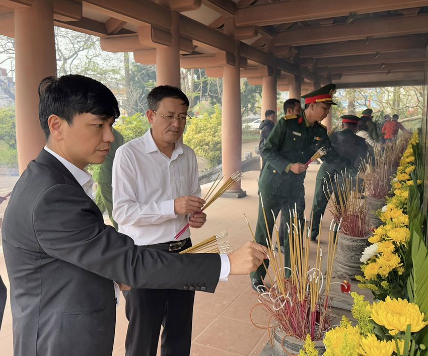 Xã Khoái Châu tổ chức dâng hương, dâng hoa tưởng niệm các Anh hùng Liệt sĩ nhân dịp Tết Nguyên đán 2026
